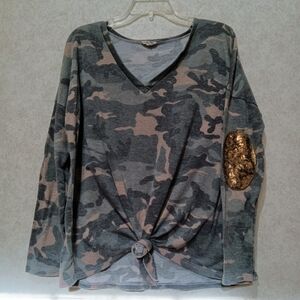 BiBi long sleeve faded camo V-neck shirt with gold elbow patches size medium